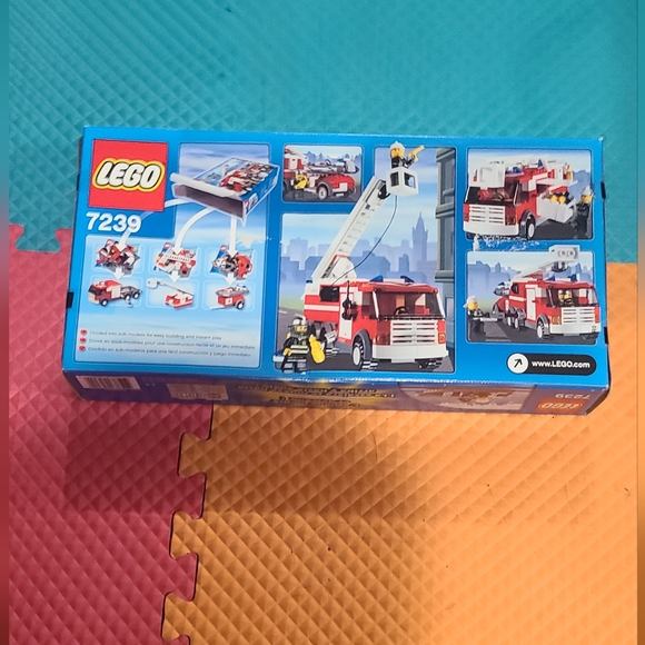 Lego City Fire Truck 7239 - Picture 2 of 3